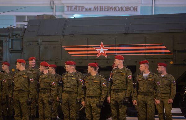 Военнослужащие у оперативно-тактического ракетного комплекса Искандер во время репетиции парада Победы в Москве