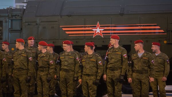 Военнослужащие у оперативно-тактического ракетного комплекса Искандер во время репетиции парада Победы в Москве