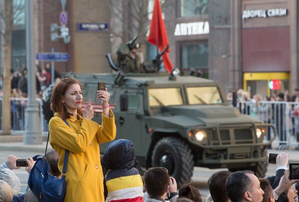 Девушка во время прохода военной техники по Тверской улице перед репетицией парада Победы на Красной площади