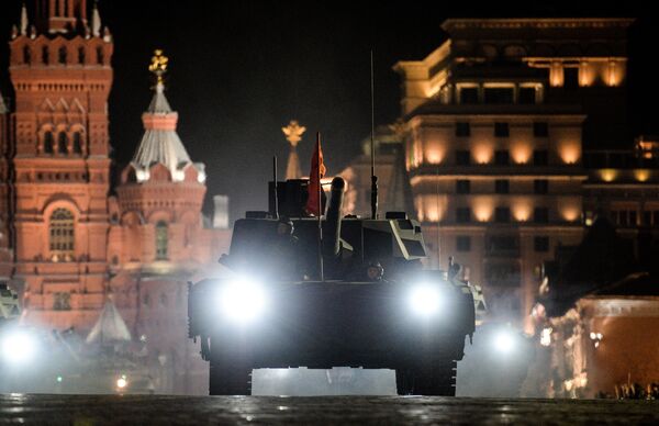Танк Т-14 Армата на репетиции парада Победы на Красной площади в Москве