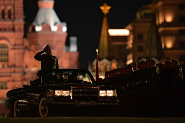 Автомобиль министра обороны РФ на репетиции парада Победы на Красной площади в Москве