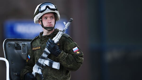 Военнослужащий во время прохода техники по Тверской улице перед репетицией парада Победы на Красной площади