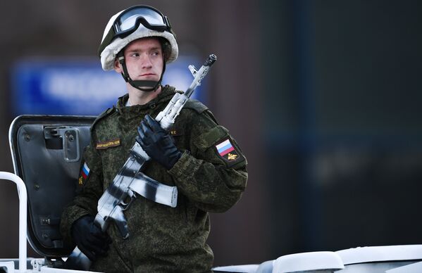 Военнослужащий во время прохода техники по Тверской улице перед репетицией парада Победы на Красной площади