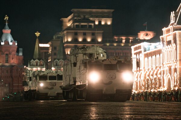 Арктический комплекс ПВО Тор-М2ДТ на базе вездехода Витязь на репетиции парада Победы на Красной площади в Москве