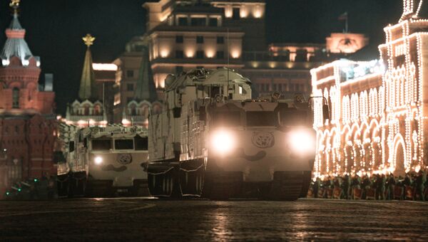 Арктический комплекс ПВО Тор-М2ДТ на базе вездехода Витязь на репетиции парада Победы на Красной площади в Москве