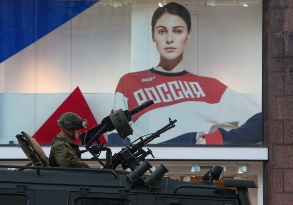 Военнослужащий в бронеавтомобиле Тигр-М во время прохода военной техники по Тверской улице перед репетицией парада Победы на Красной площади