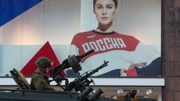 Военнослужащий в бронеавтомобиле Тигр-М во время прохода военной техники по Тверской улице перед репетицией парада Победы на Красной площади