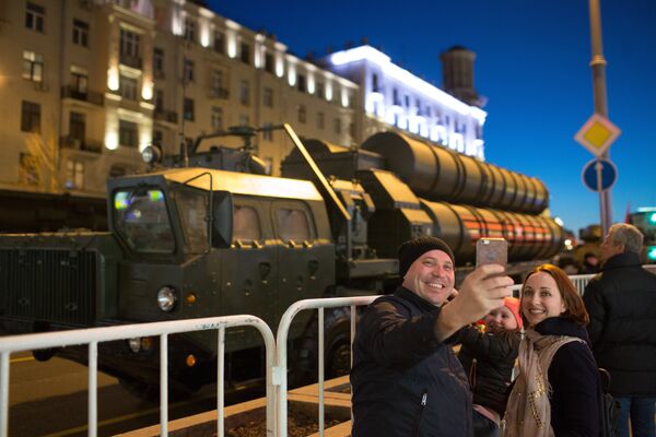 Прохожие фотографируются на фоне зенитной ракетной системы С-400 Триумф во время репетиции парада Победы в Москве