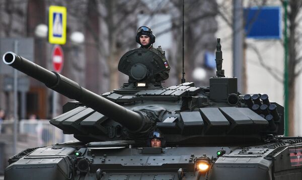 Военнослужащие на танке Т-72Б3 во время прохода техники по Тверской улице перед репетицией парада Победы на Красной площади