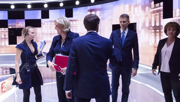 Кандидаты в президенты Франции Эммануэль Макрон и Марин Ле Пен перед теледебатами. Архивное фото