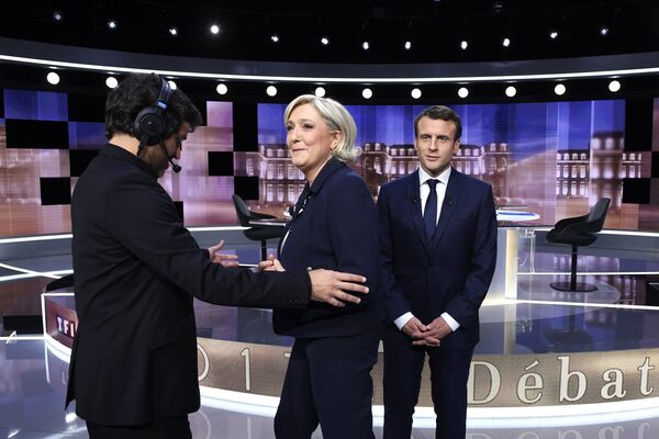 Кандидаты в президенты Франции Эммануэль Макрон и Марин Ле Пен до начала прямого эфира теледебатов. 3 мая 2017