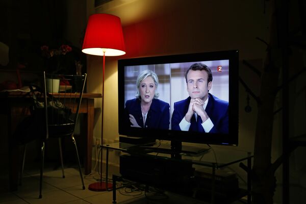 Прямой эфир телевизионных дебатов кандидатов в президенты Франции Эммануэля Макрона и Марин Ле Пен. 3 мая 2017
