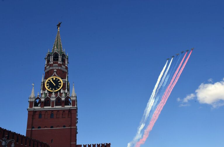 Штурмовики Су-25 БМ пролетают над Красной площадью во время репетиции воздушной части парада Победы