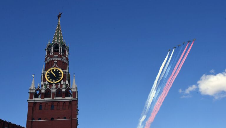 Штурмовики Су-25 БМ пролетают над Красной площадью во время репетиции воздушной части парада Победы