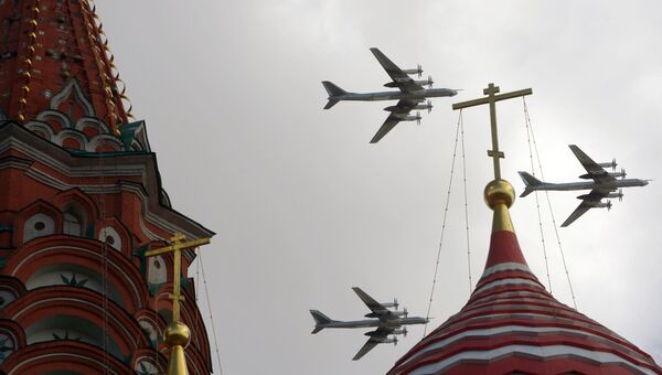 Самолеты Ту-95 пролетают над Красной площадью во время репетиции воздушной части Парада Победы