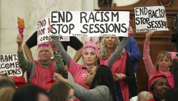 Активистки движения Code Pink во время утверждения сенатом Джеффа Сешнса генеральным прокурором США