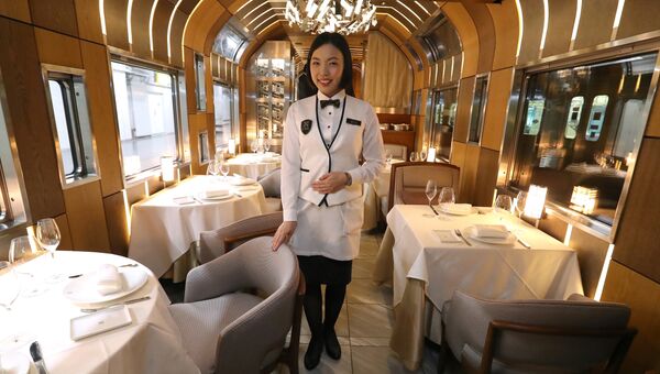 Вагон-ресторан в японском поезде класса люкс Shiki-Shima