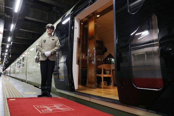 Японский поезд класса люкс Shiki-Shima