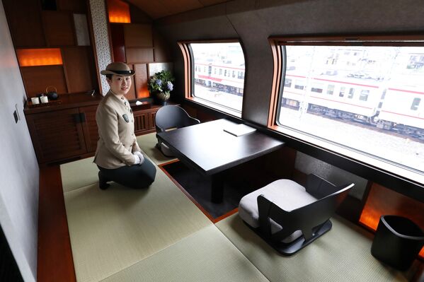 Один из номеров японского поезда класса люкс Shiki-Shima