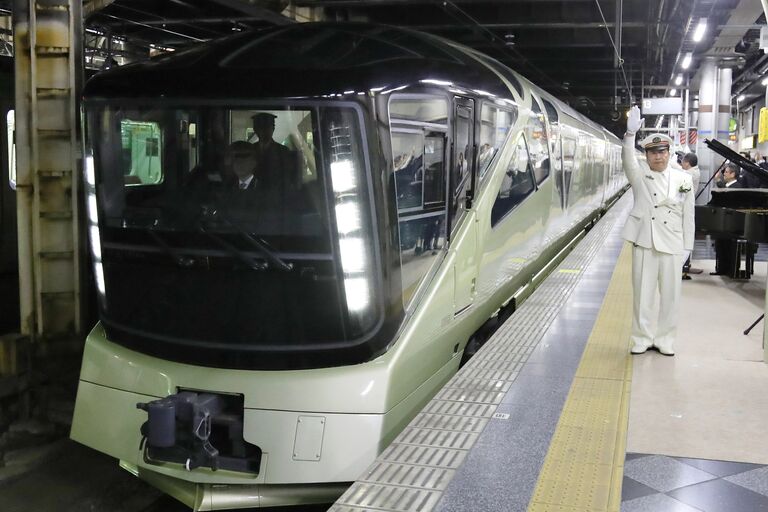 Японский поезд класса люкс Shiki-Shima отправляется в первый рейс