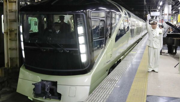 Японский поезд класса люкс Shiki-Shima отправляется в первый рейс