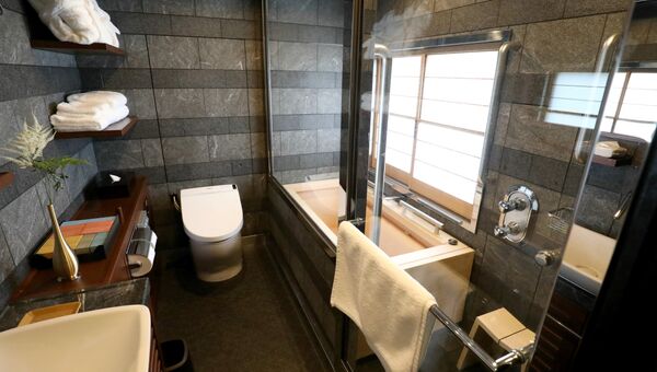 Ванная комната японского поезда класса люкс Shiki-Shima
