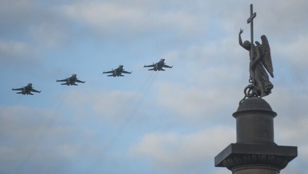 Истребители-бомбардировщики Су-34 в небе над Дворцовой площадью Санкт-Петербурга во время тренировки воздушной части парада Победы. Архивное фото