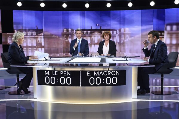 Кандидаты в президенты Франции Эммануэль Макрон и Марин Ле Пен  до начала прямого эфира теледебатов. 3 мая 2017