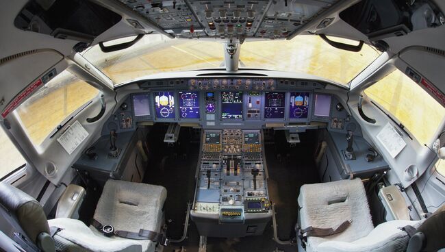 Кабина пассажирского самолета Сухой Суперджет - 100 авиакомпании Аэрофлот. Архивное фото