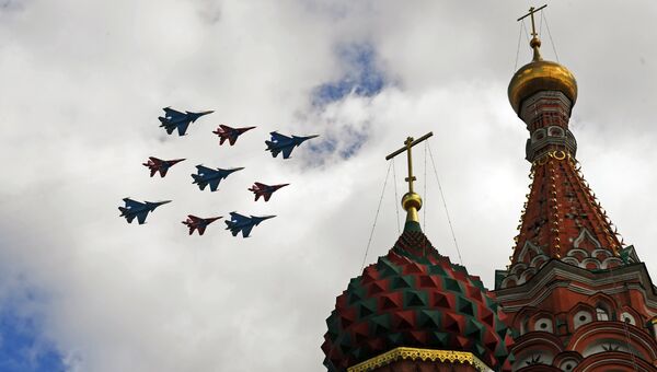 Многоцелевые истребители Су-30СМ пилотажной группы Русские витязи и МиГ-29 пилотажной группы Стрижи пролетают над Красной площадью во время репетиции воздушной части парада Победы