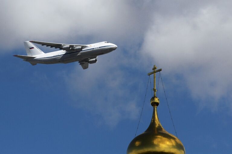 Тяжелый дальний транспортный самолёт АН-124-100 Руслан на репетиции воздушной части парада Победы в Москве