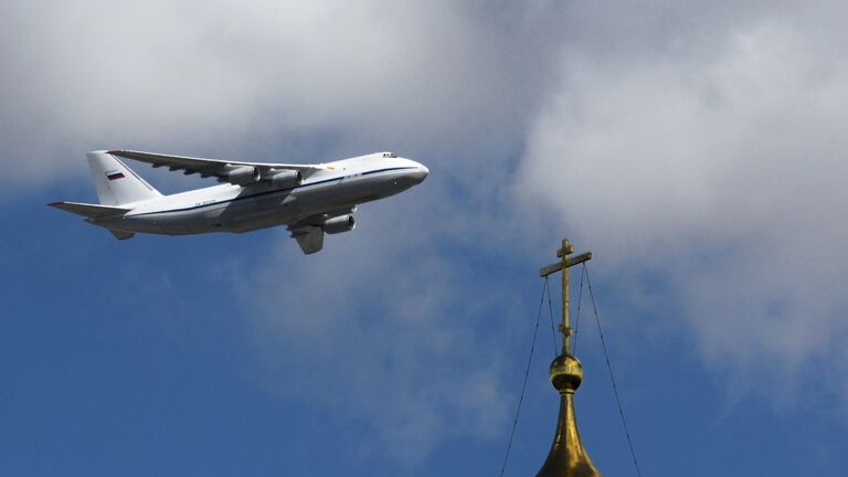 Тяжелый дальний транспортный самолёт АН-124-100 Руслан на репетиции воздушной части парада Победы в Москве