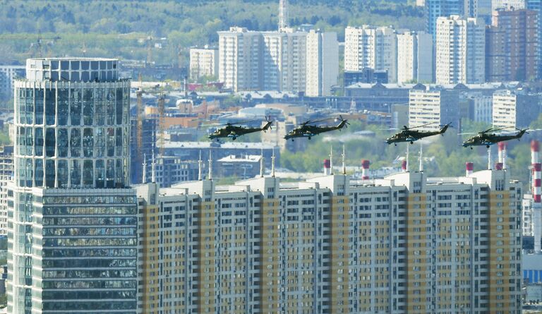 Ударные вертолеты Ми-35 на репетиции воздушной части парада Победы в Москве