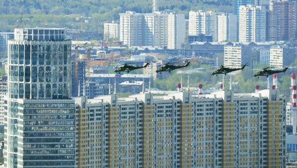 Ударные вертолеты Ми-35 на репетиции воздушной части парада Победы в Москве