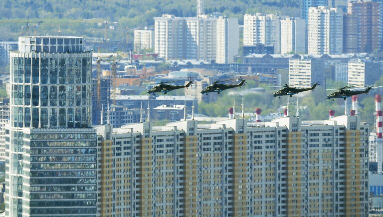 Ударные вертолеты Ми-35 на репетиции воздушной части парада Победы в Москве