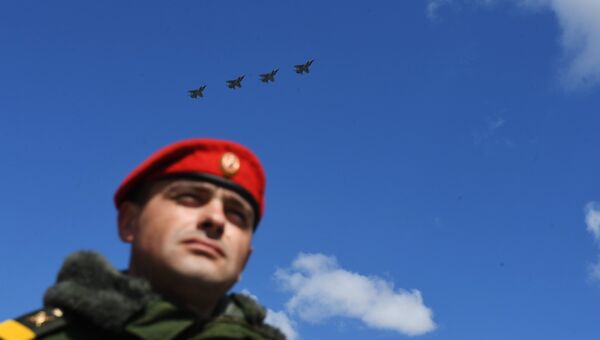 Истребители-перехватчики МиГ-31 пролетают над Красной площадью во время репетиции воздушной части парада Победы