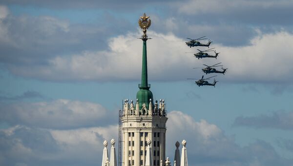 Ударные вертолеты Ми-28H Ночной охотник на репетиции воздушной части парада Победы в Москве