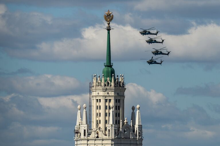 Ударные вертолеты Ми-28H Ночной охотник на репетиции воздушной части парада Победы в Москве