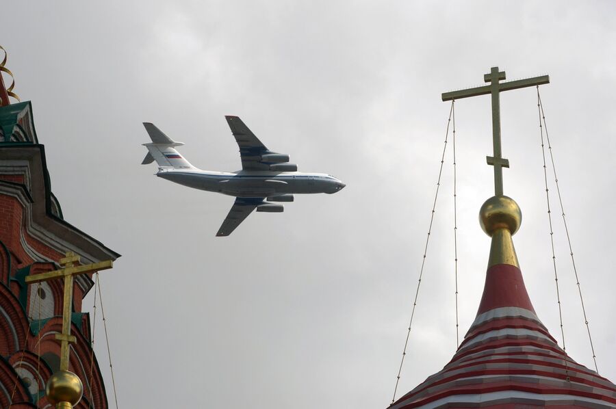 Самолет Ил-76 пролетает над Красной площадью во время репетиции воздушной части Парада Победы
