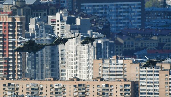 Тяжелый транспортный вертолет Ми-26 и многоцелевые вертолёты Ми-8 на репетиции воздушной части парада Победы в Москве