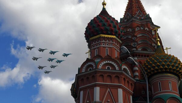 Истребители Су-35, Су-27 и Су-34 пролетают над Красной площадью во время репетиции воздушной части парада Победы
