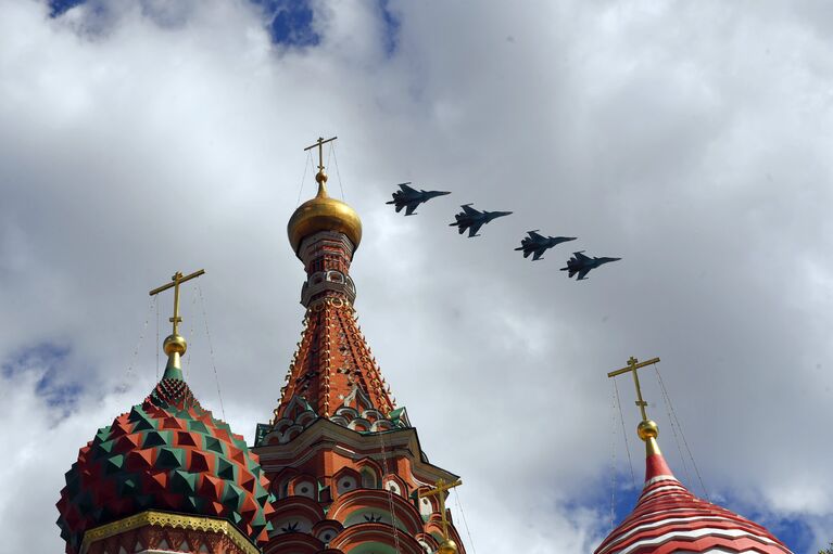 Истребители-бомбардировщики Су-34 пролетают над Красной площадью во время репетиции воздушной части парада Победы