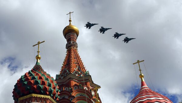 Истребители-бомбардировщики Су-34 пролетают над Красной площадью во время репетиции воздушной части парада Победы