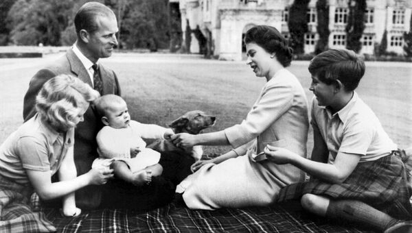 Королева Елизавета II и принц Филипп с детьми в замке Балморал. 9 сентября 1960 года
