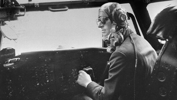 Принц Филипп управляет военно-транспортным самолетом