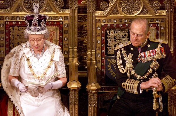 Королева Великобритании Елизавета II и принц Филипп а Палате лордов. 17 ноября 1999 год