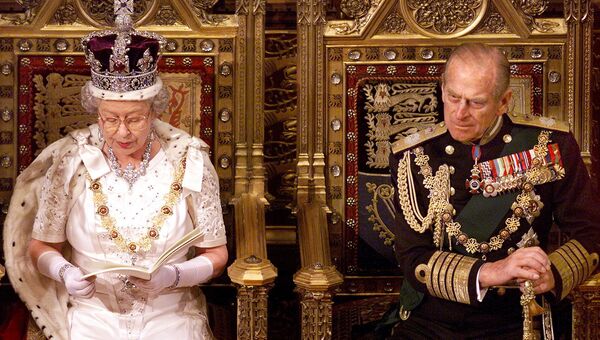 Королева Великобритании Елизавета II и принц Филипп а Палате лордов. 17 ноября 1999 год