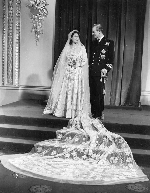 Свадебная фотография королевы Великобритании Елизаветы II и принца Филиппа