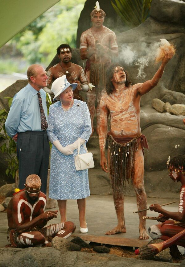 Королева Великобритании Елизавета II и принц Филипп во время визита в Австралию