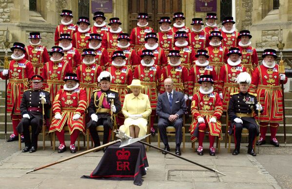 Королева Великобритании Елизавета II и принц Филипп позируют с членами Гвардии йоменов